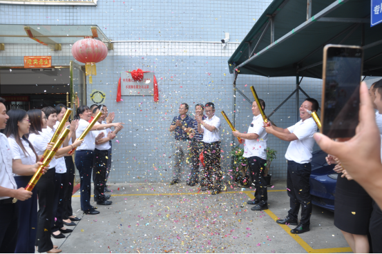 mg不朽情缘官网党支部揭牌仪式在礼花和大家热烈的掌声中圆满完成。
