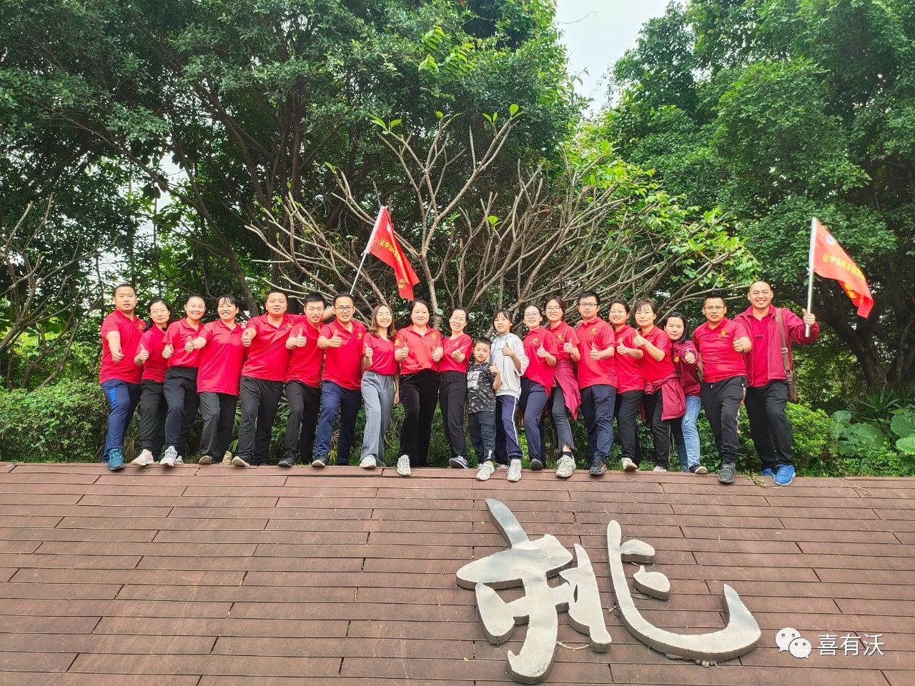 　　中途，大家补给能量的地点也是选择观景位置极佳的地方，开心就餐的同时还能观景。