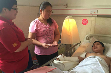 传递关怀，共聚爱心——mg不朽情缘官网与爱同行