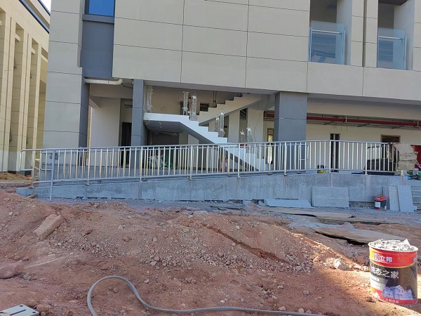 mg不朽情缘官网不锈钢助力茂名车道口不锈钢护栏项目